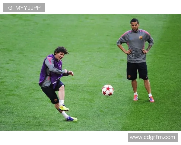 足球明星意外现身街头与路人球员同场竞技引发热议